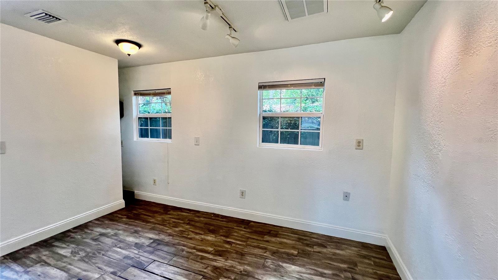 Image 6 of 19 For 1024 Henry Avenue 2