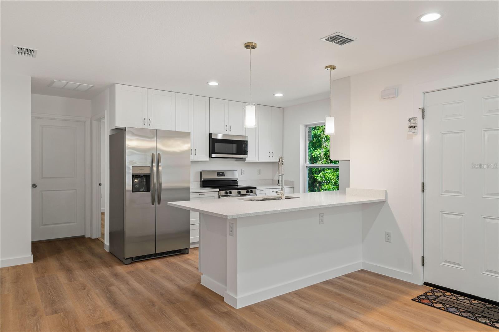 Image 4 of 34 For 10219 Huntley Street