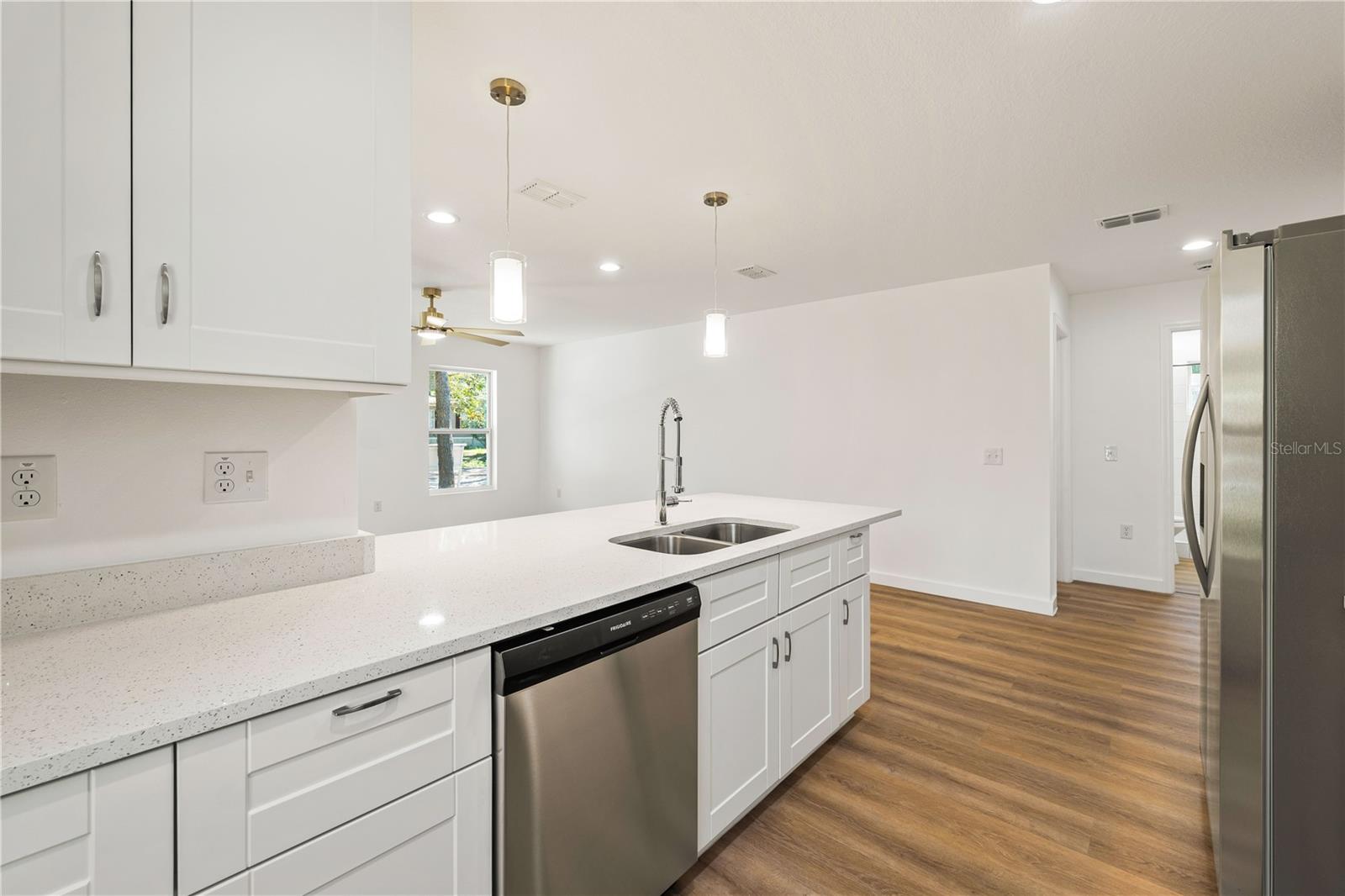 Image 5 of 34 For 10219 Huntley Street