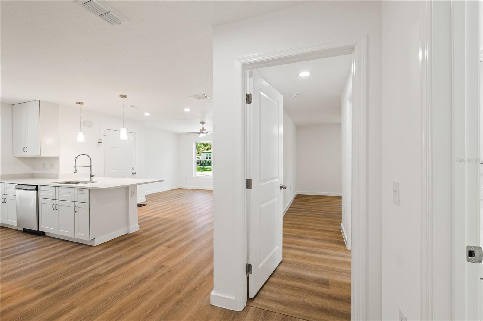 Image 6 of 34 For 10219 Huntley Street