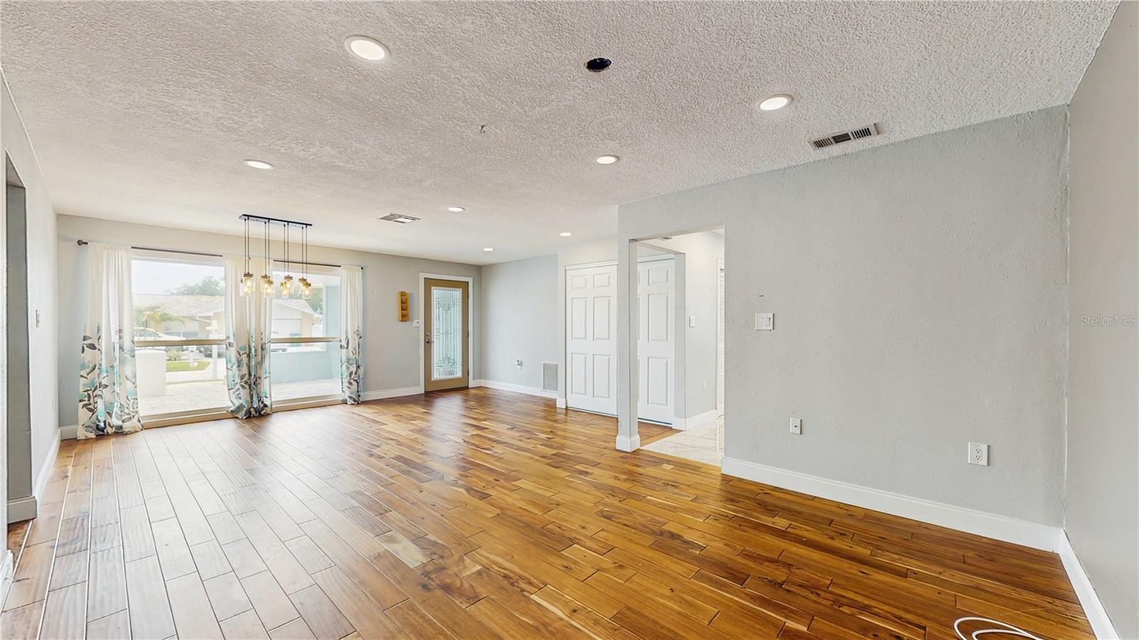 Image 9 of 35 For 206 Hillcrest Drive