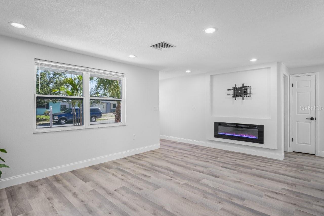 Image 11 of 39 For 6442 Sutherland Avenue