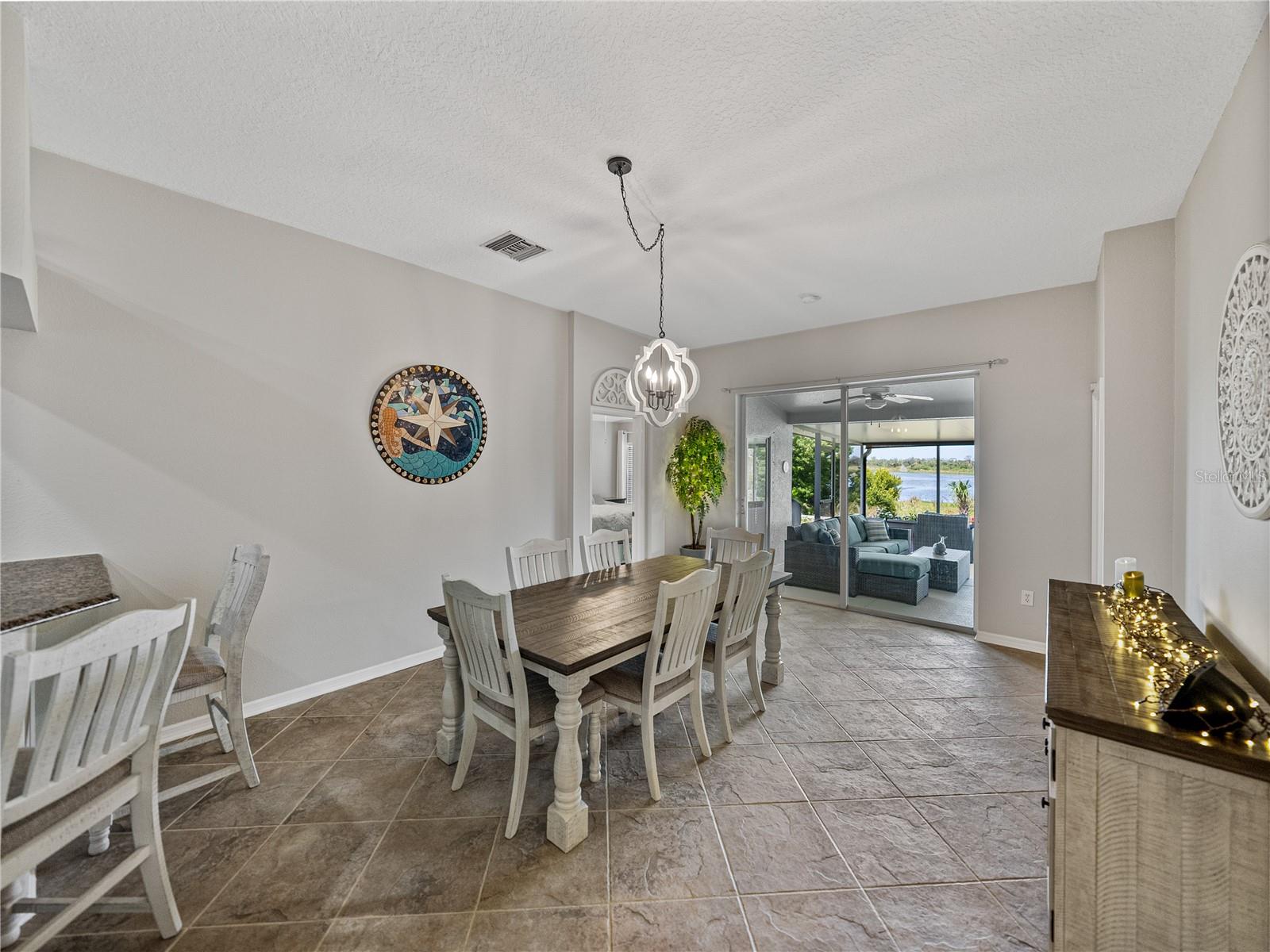 Listing photo id 10 for 1701 Bonita Bluff Court