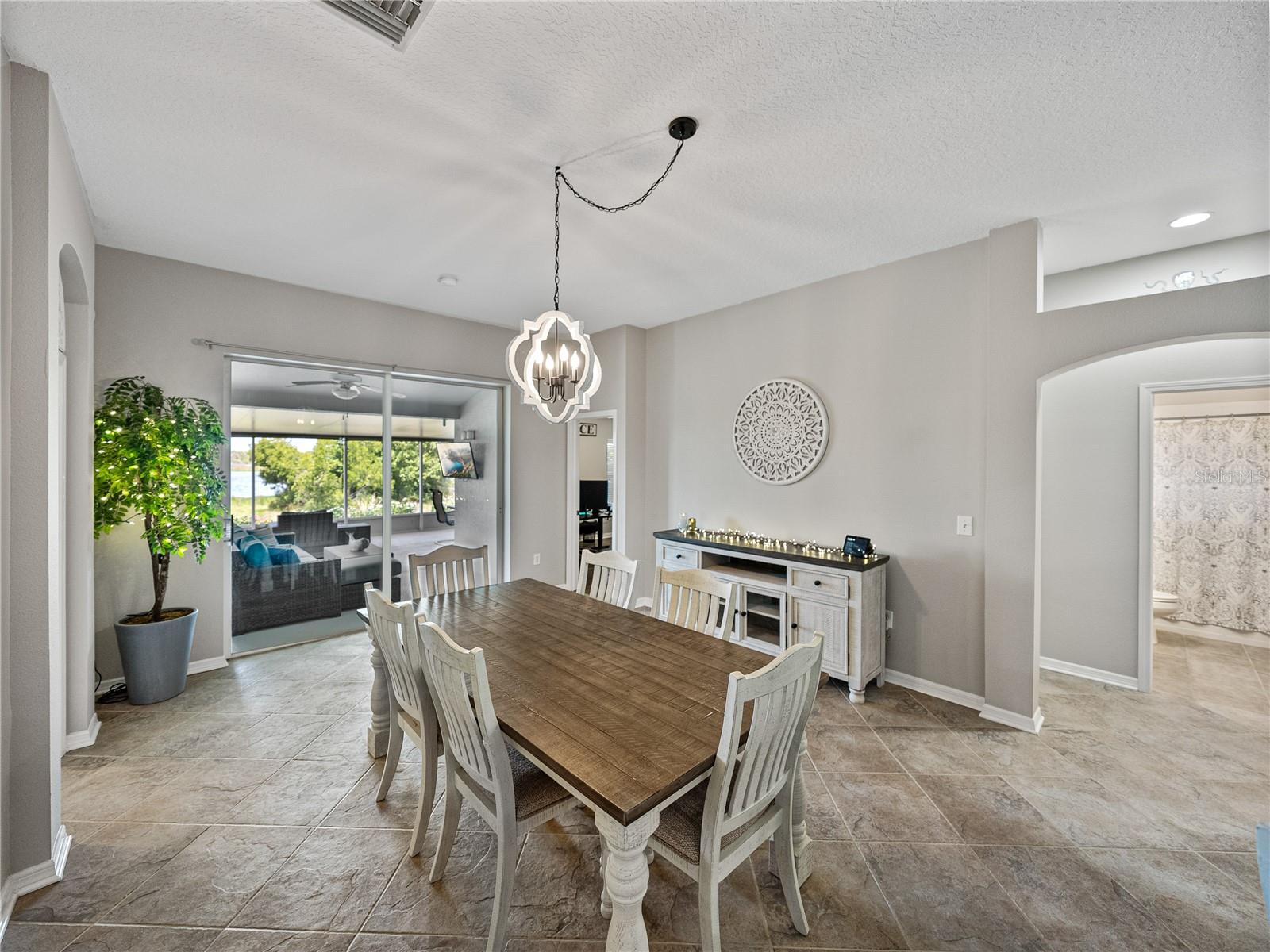 Listing photo id 13 for 1701 Bonita Bluff Court