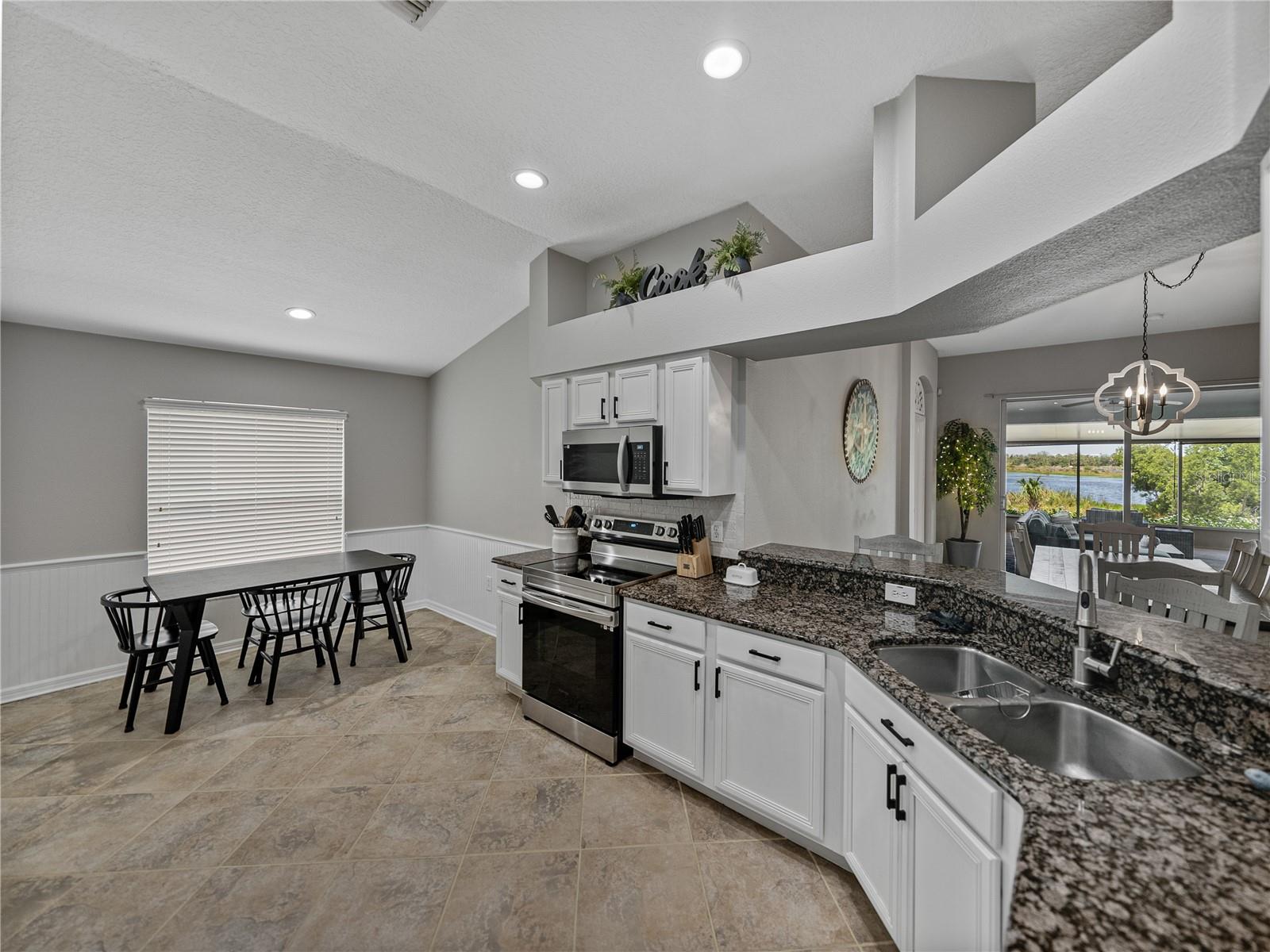 Listing photo id 17 for 1701 Bonita Bluff Court