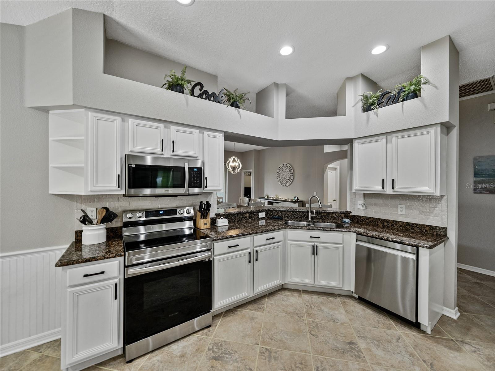 Listing photo id 18 for 1701 Bonita Bluff Court