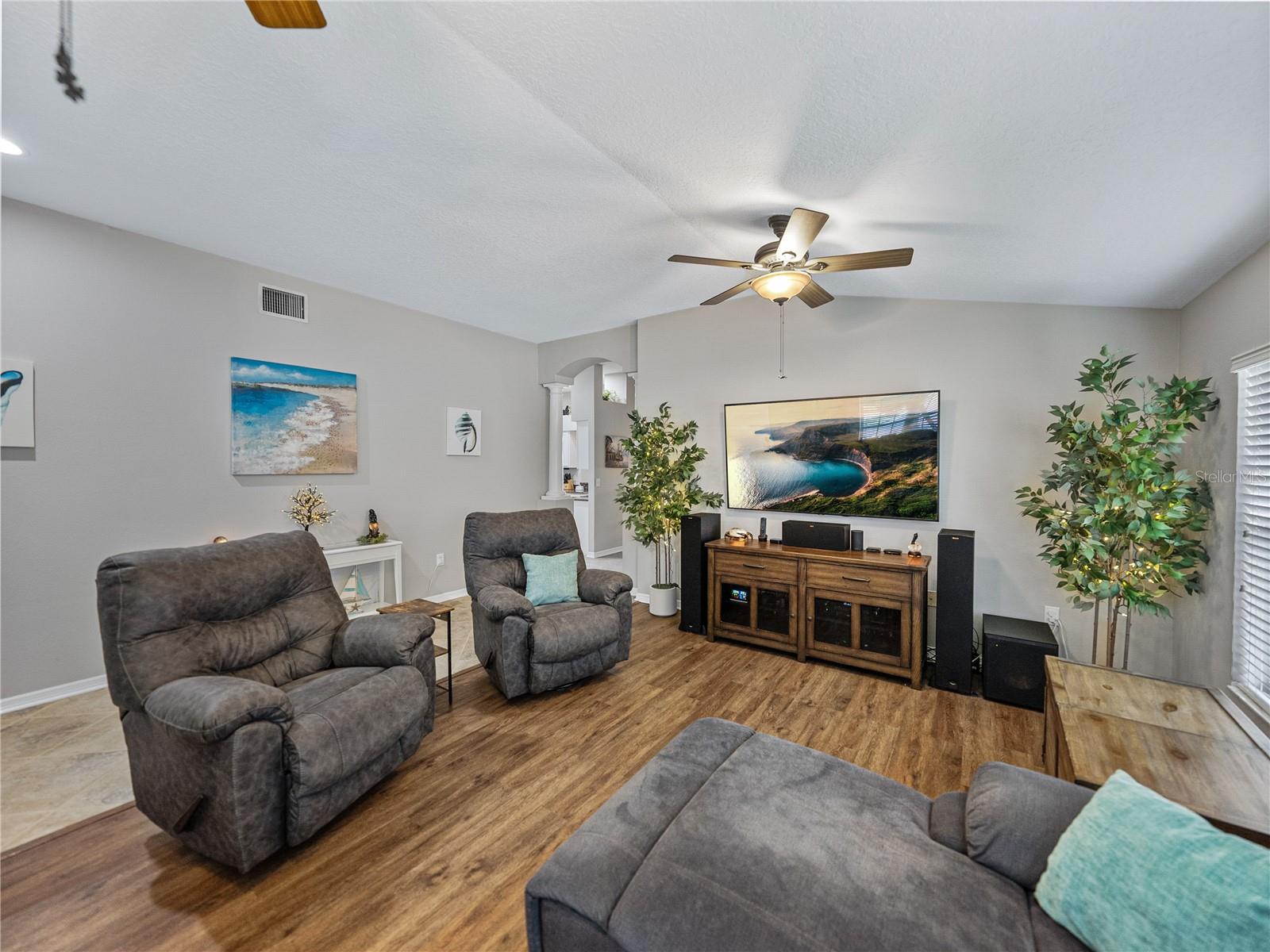 Listing photo id 7 for 1701 Bonita Bluff Court