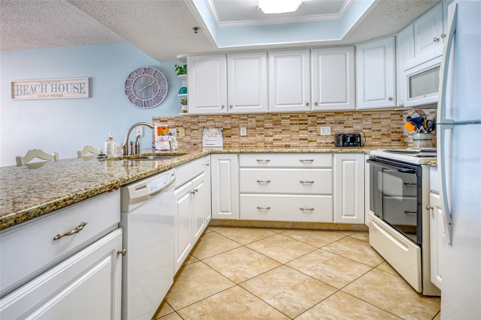 Image 19 of 49 For 18610 Gulf Boulevard 607