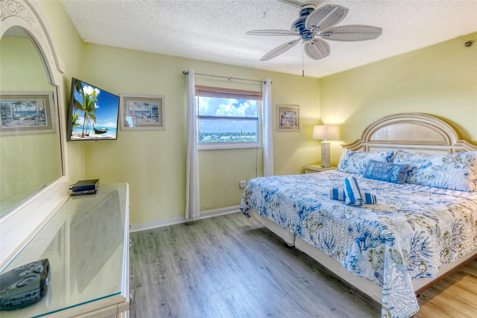 Image 26 of 49 For 18610 Gulf Boulevard 607