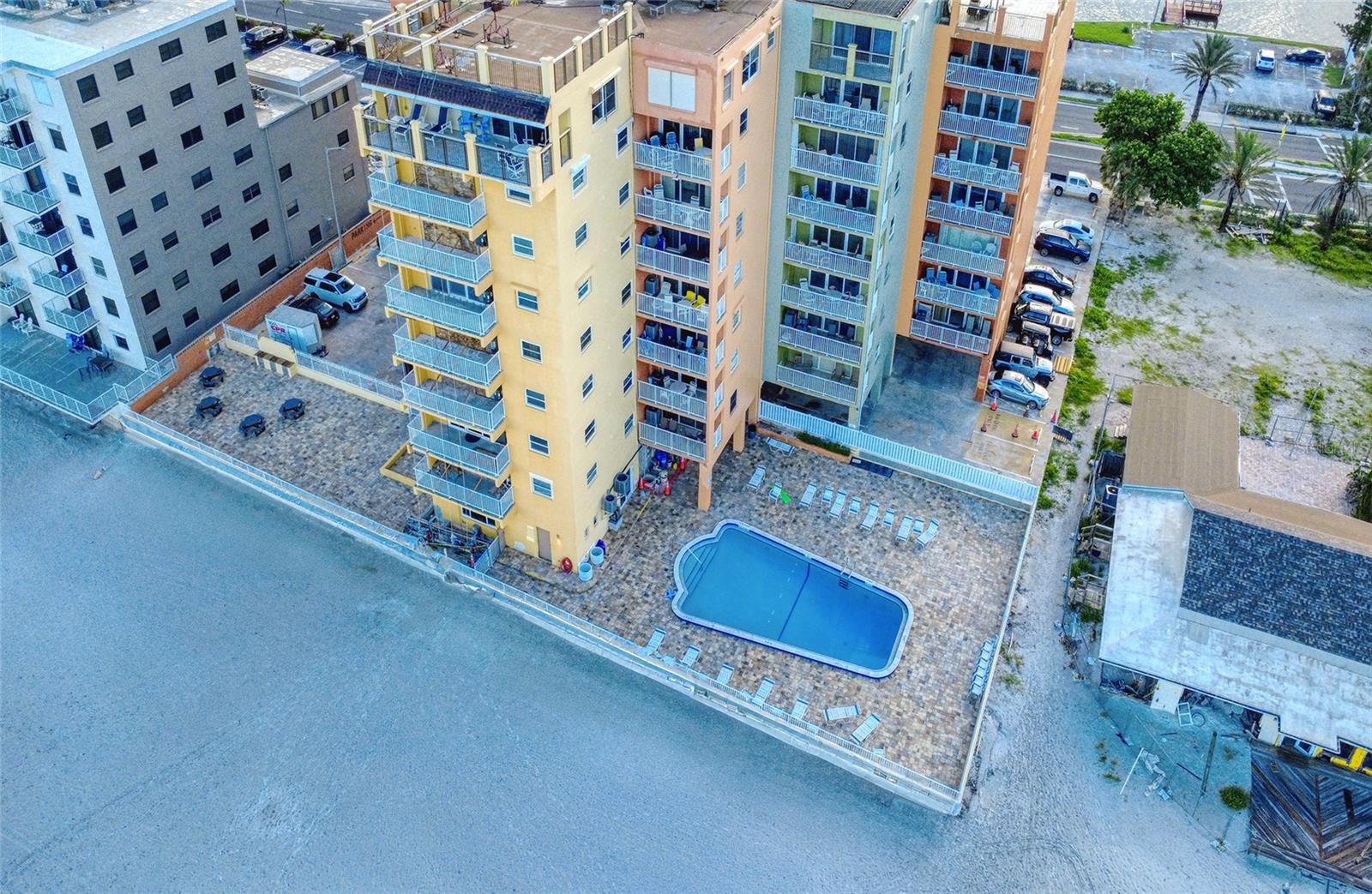 Image 33 of 49 For 18610 Gulf Boulevard 607