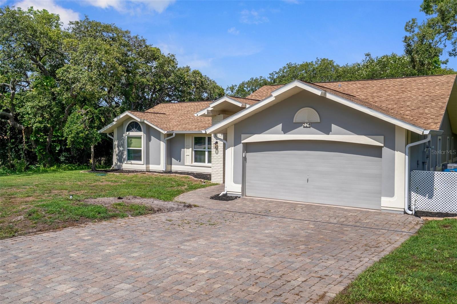 Listing photo id 9 for 204 Oak Lake Drive