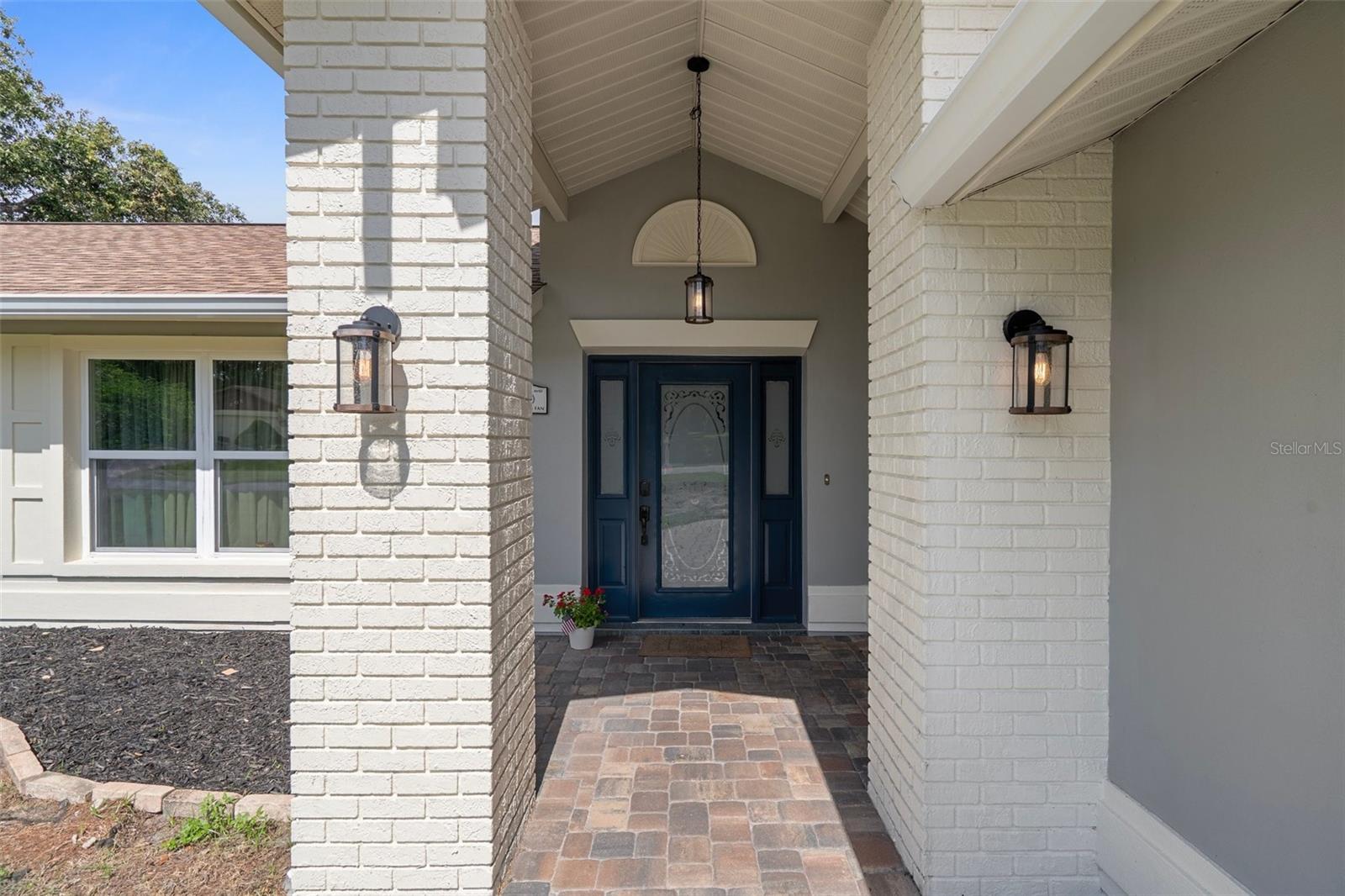 Listing photo id 10 for 204 Oak Lake Drive
