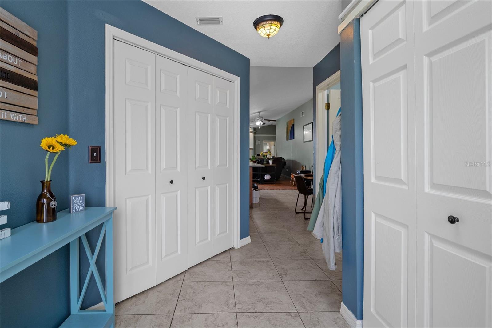 Listing photo id 11 for 204 Oak Lake Drive