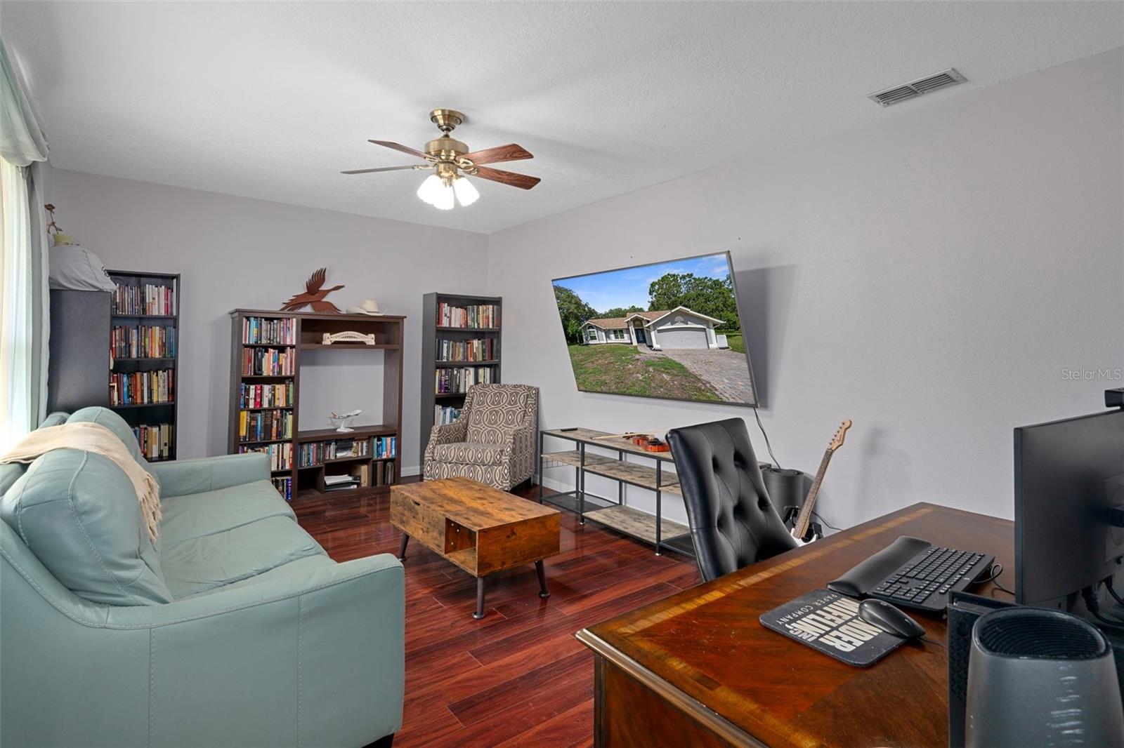 Listing photo id 12 for 204 Oak Lake Drive