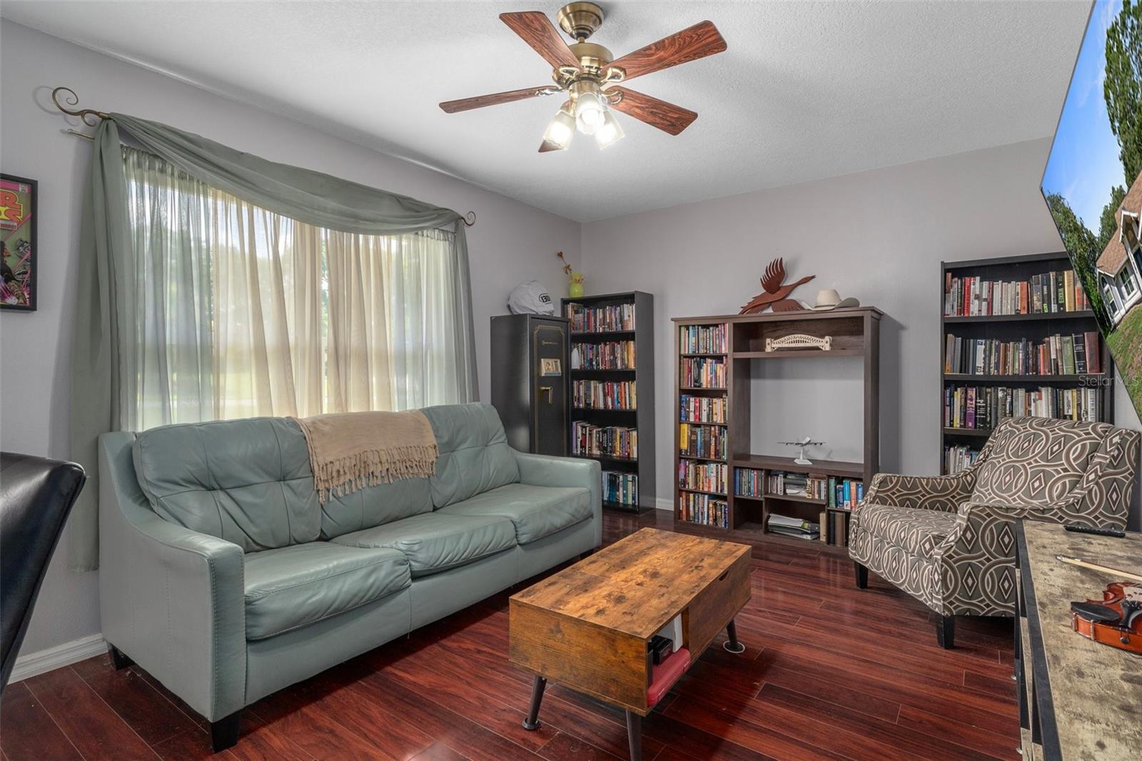 Listing photo id 13 for 204 Oak Lake Drive