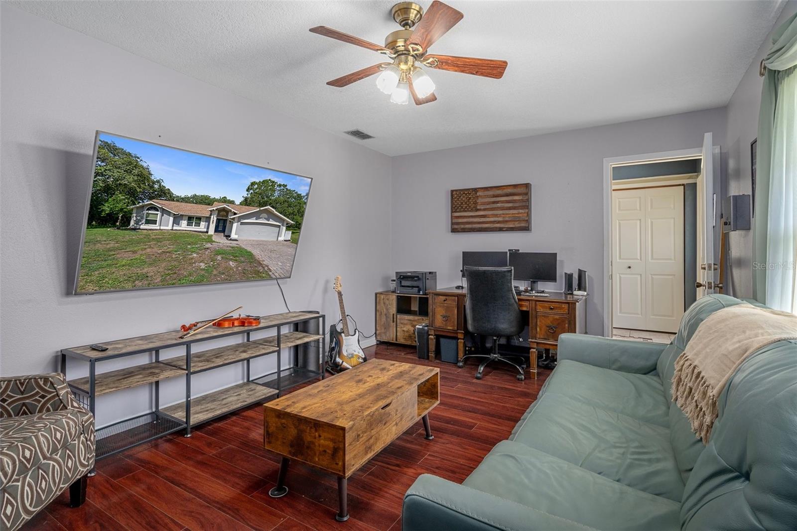 Listing photo id 14 for 204 Oak Lake Drive