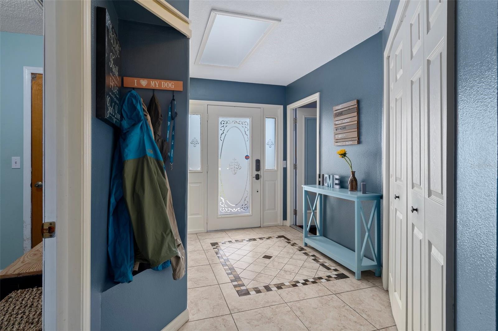 Listing photo id 15 for 204 Oak Lake Drive