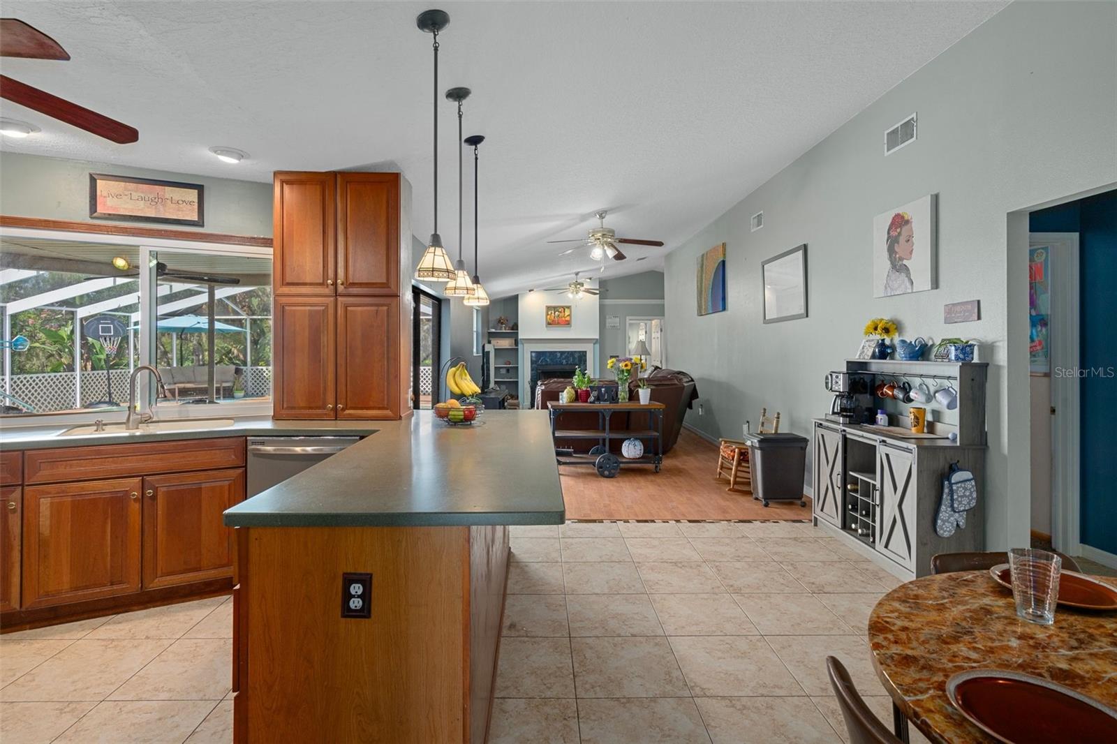 Listing photo id 16 for 204 Oak Lake Drive