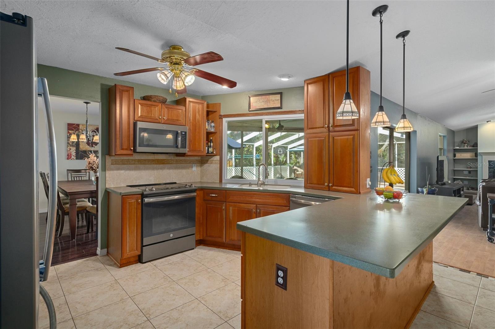 Listing photo id 17 for 204 Oak Lake Drive
