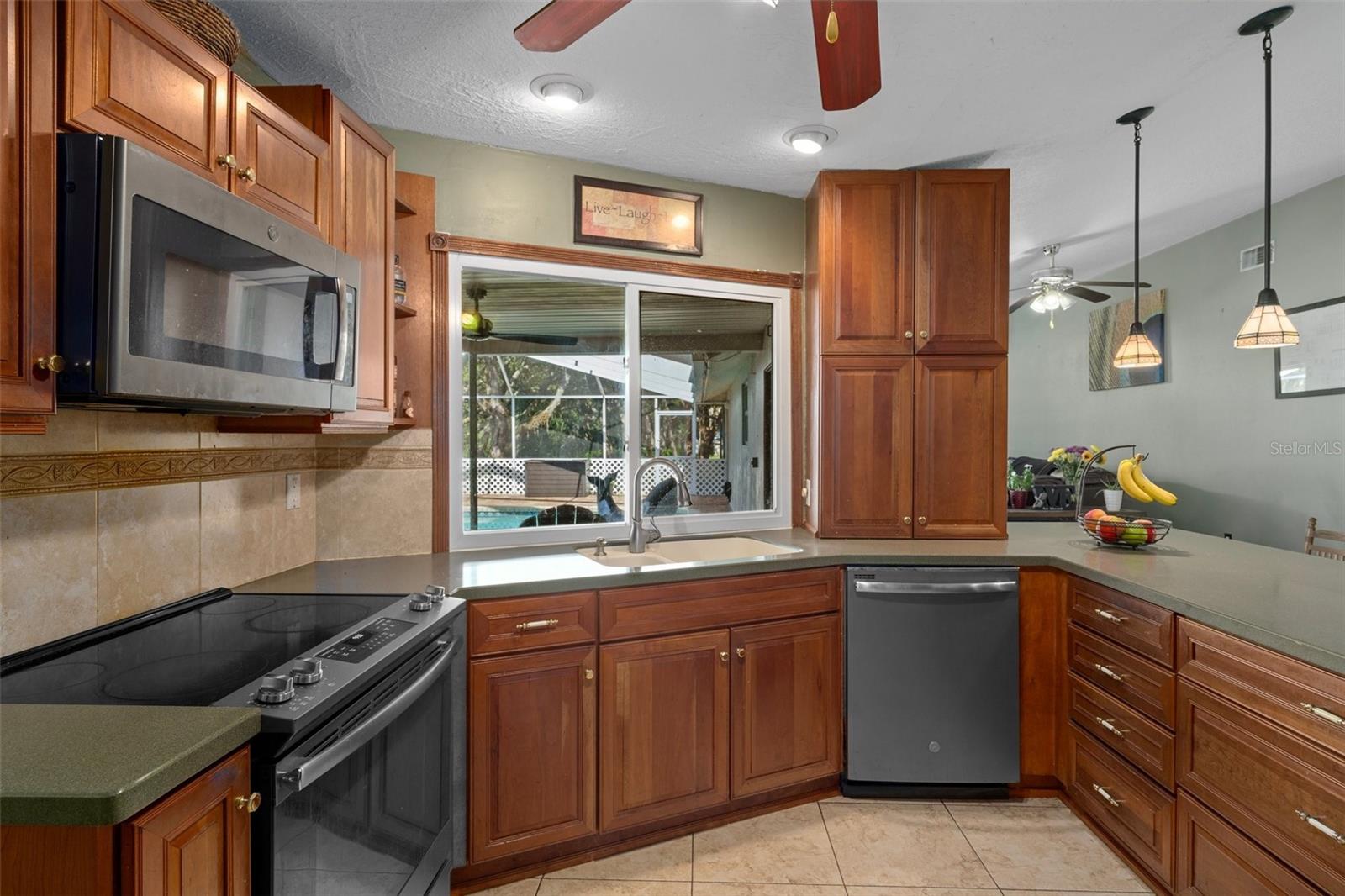 Listing photo id 18 for 204 Oak Lake Drive
