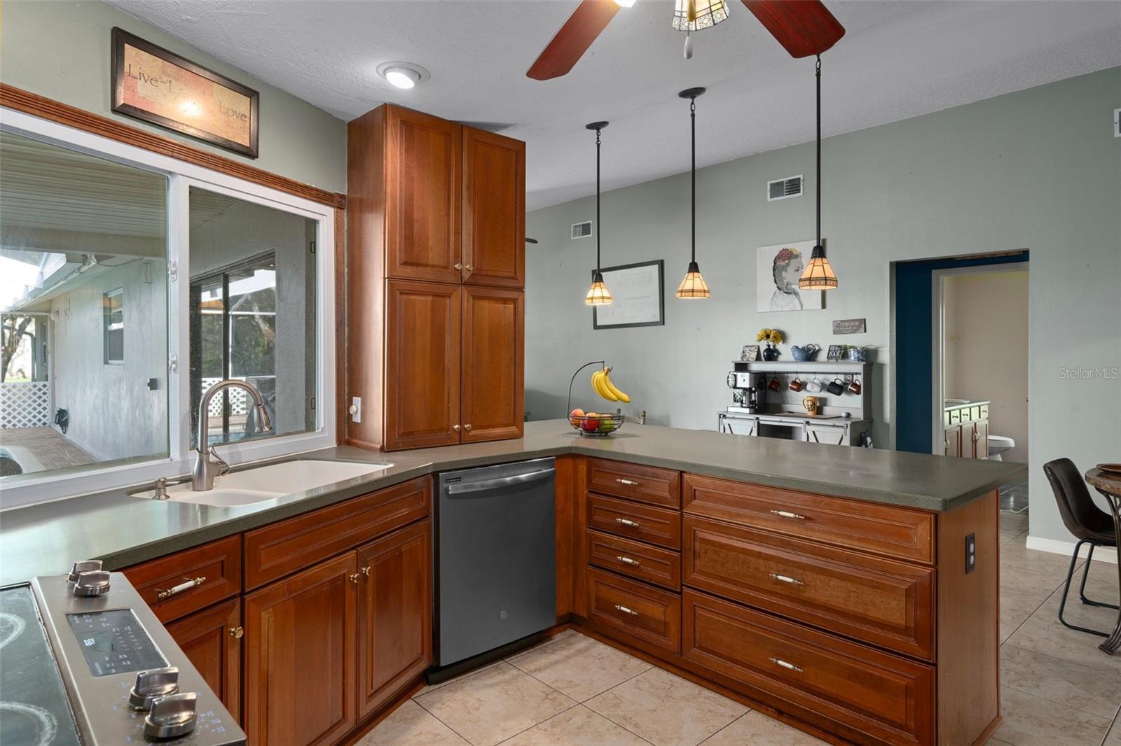 Listing photo id 20 for 204 Oak Lake Drive