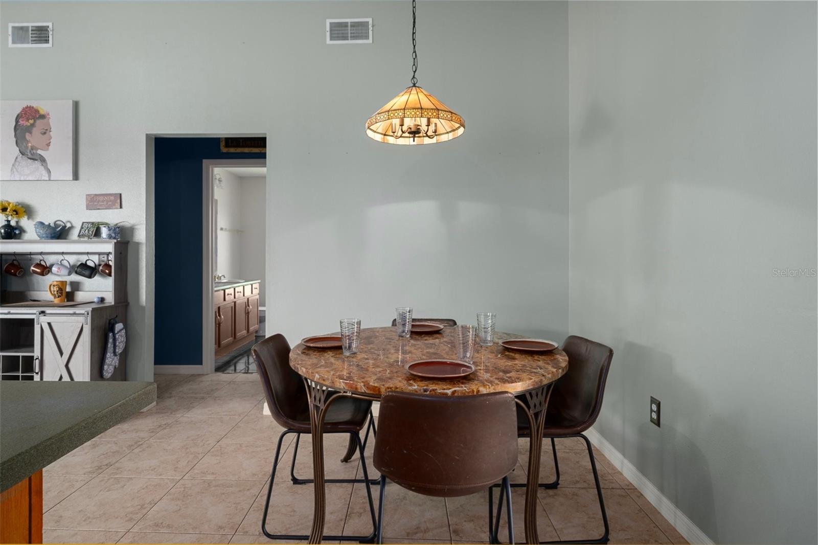 Listing photo id 23 for 204 Oak Lake Drive