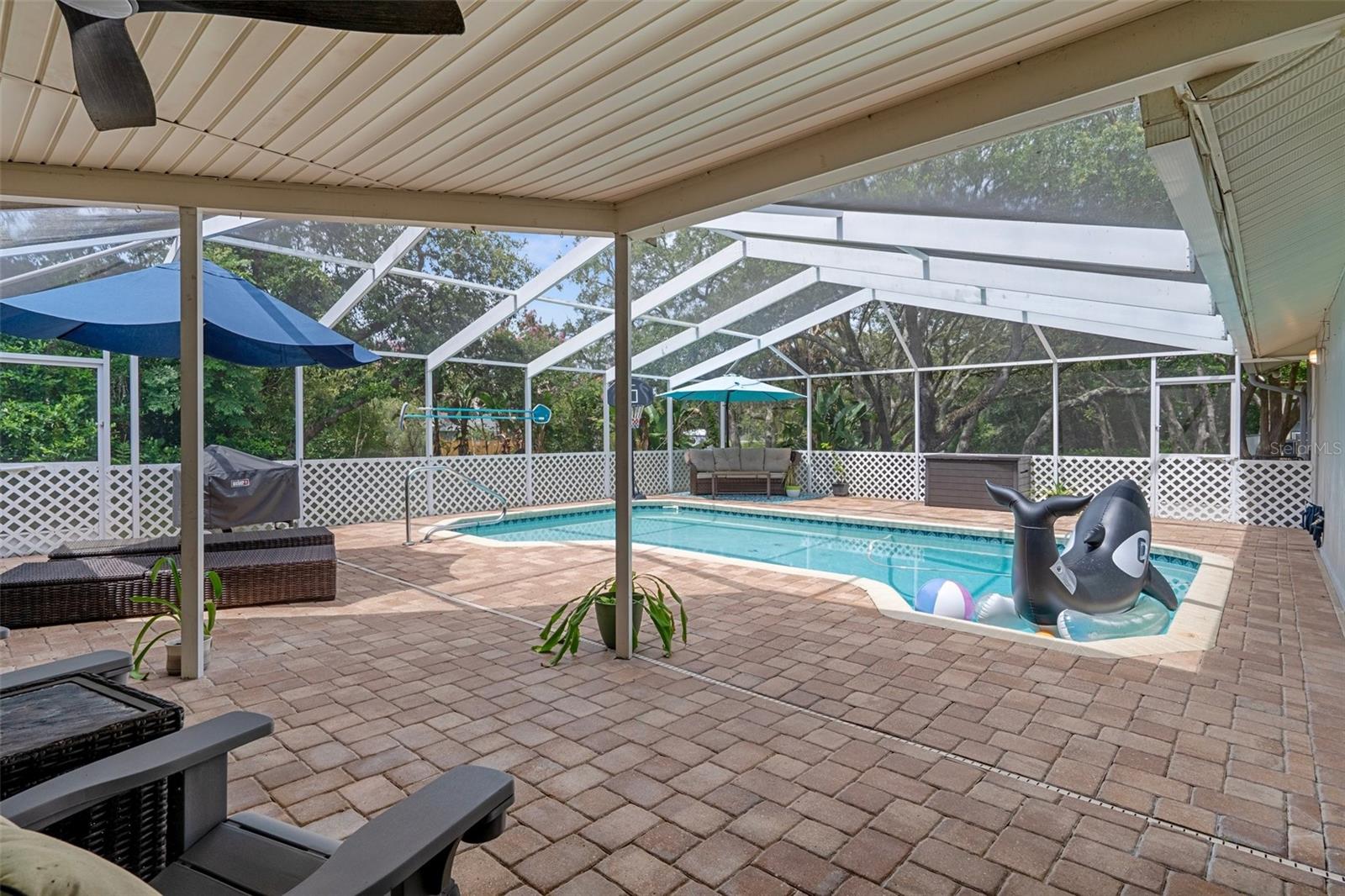 Listing photo id 1 for 204 Oak Lake Drive