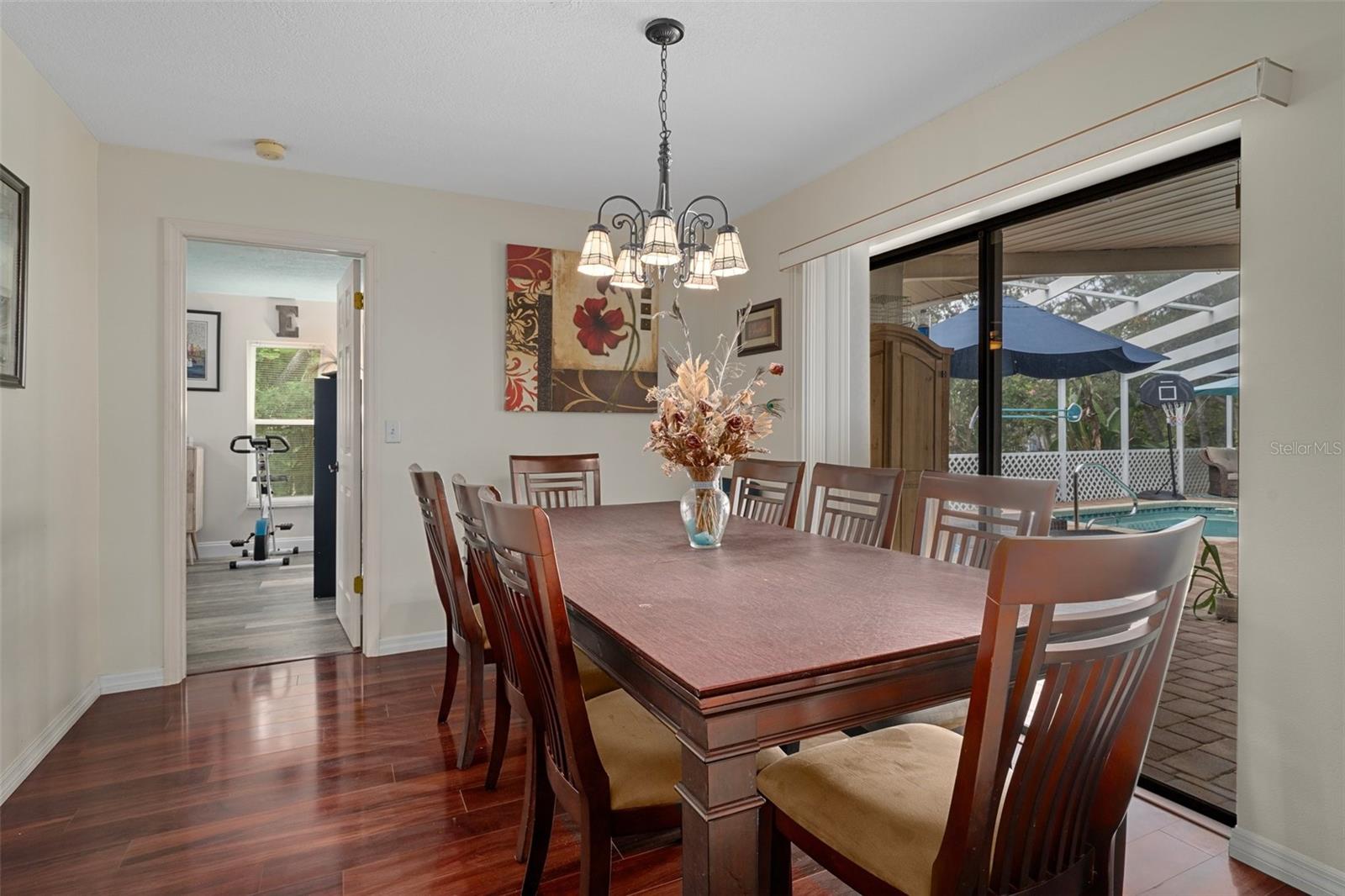 Listing photo id 31 for 204 Oak Lake Drive