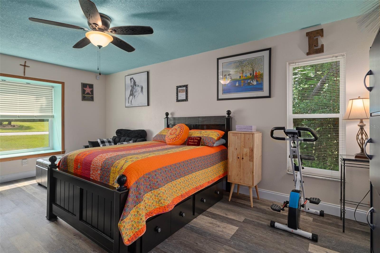 Listing photo id 33 for 204 Oak Lake Drive