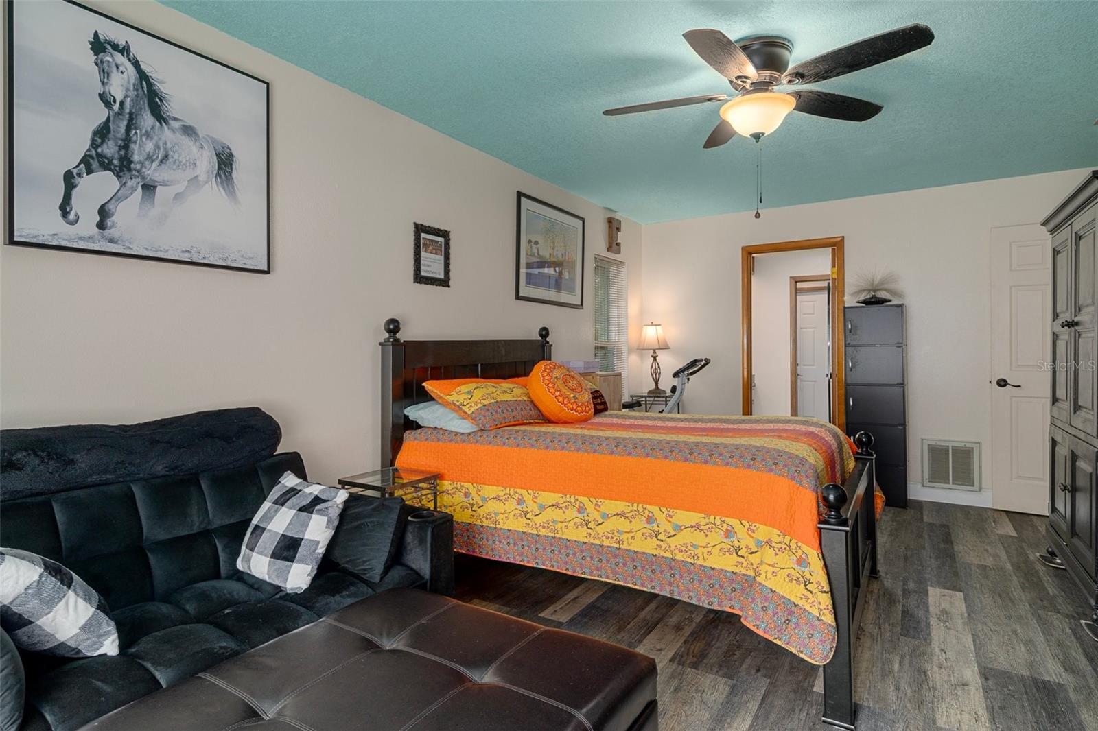 Listing photo id 34 for 204 Oak Lake Drive