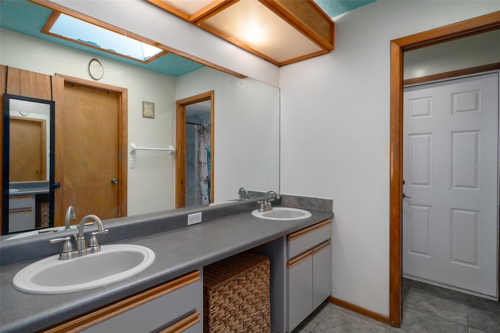 Listing photo id 36 for 204 Oak Lake Drive
