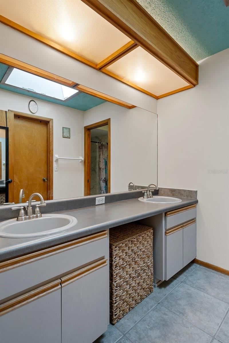 Listing photo id 38 for 204 Oak Lake Drive