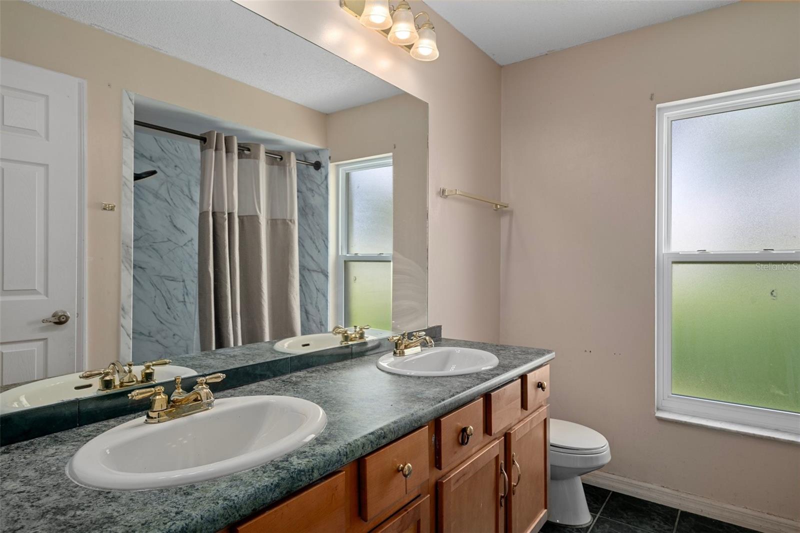 Listing photo id 42 for 204 Oak Lake Drive