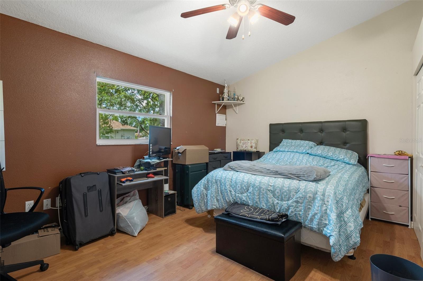 Listing photo id 48 for 204 Oak Lake Drive