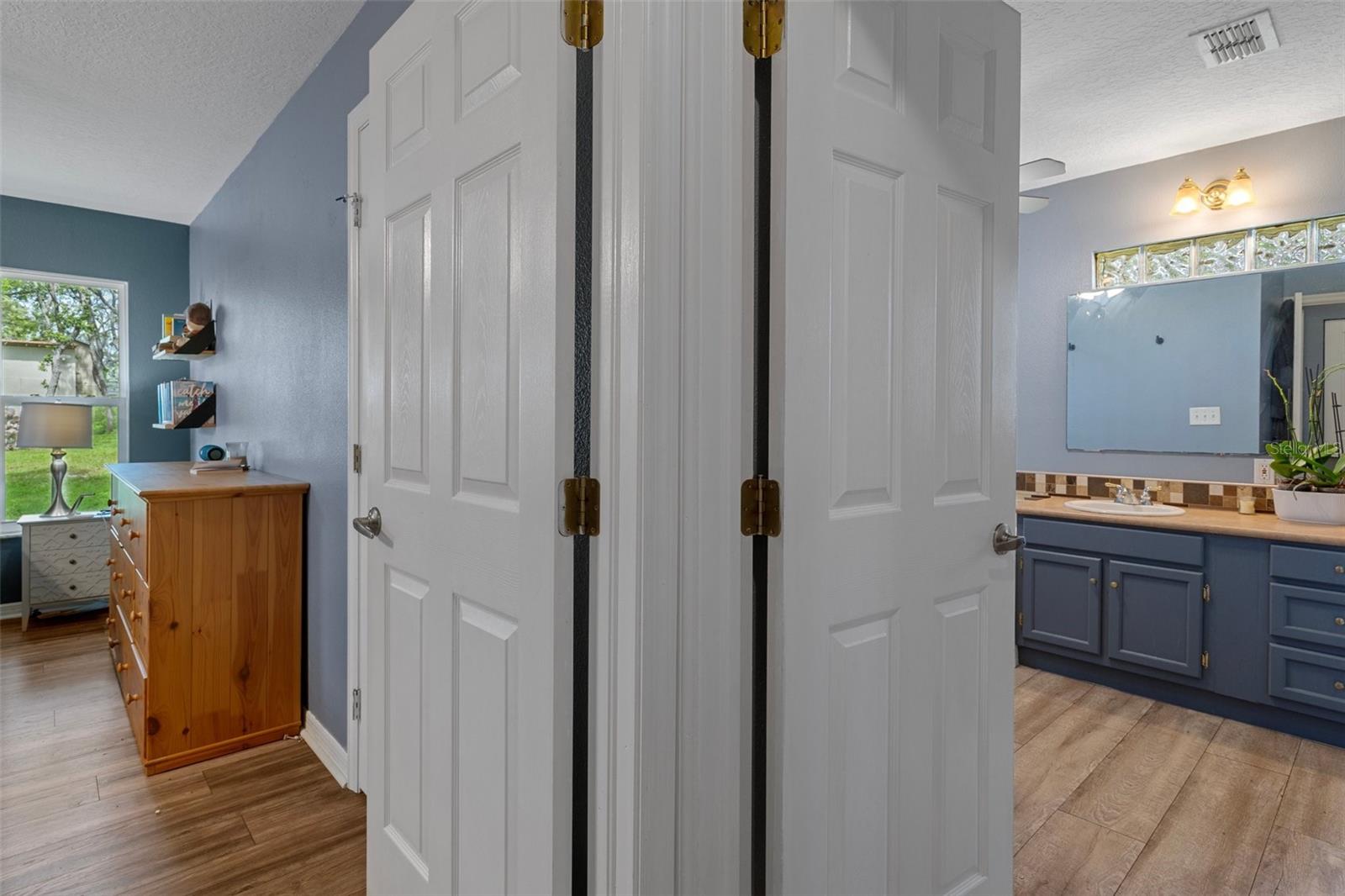 Listing photo id 49 for 204 Oak Lake Drive