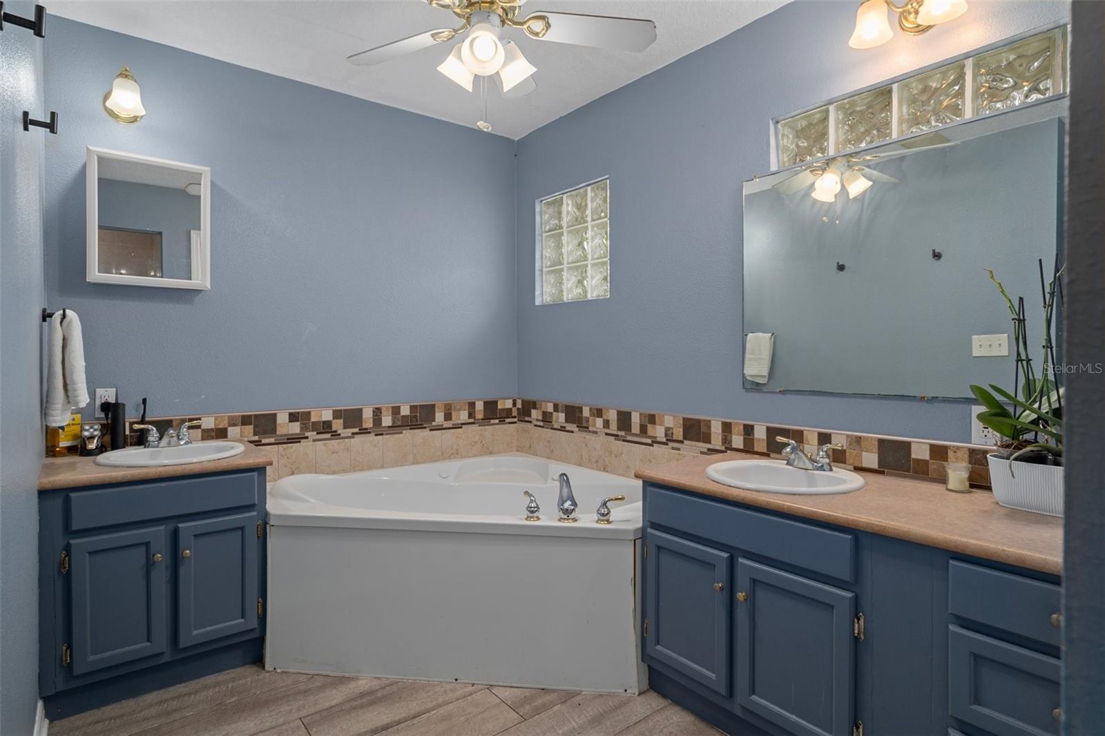 Listing photo id 52 for 204 Oak Lake Drive