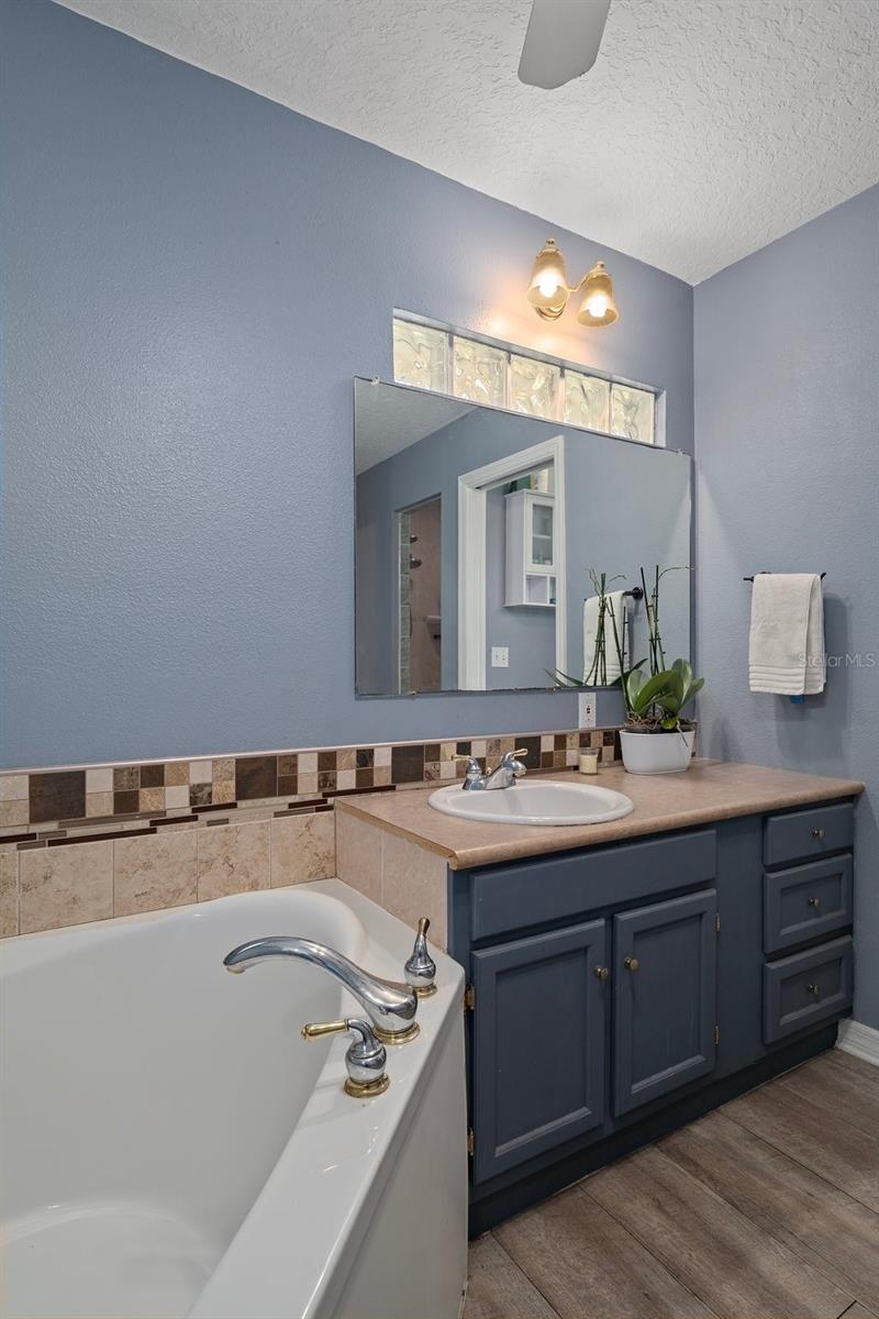 Listing photo id 54 for 204 Oak Lake Drive