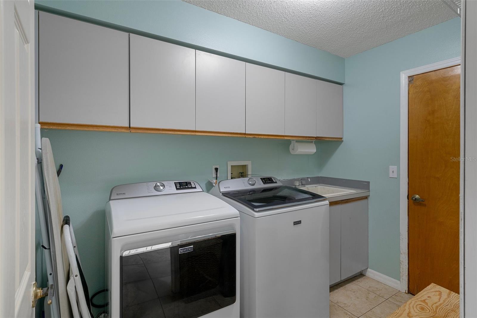 Listing photo id 56 for 204 Oak Lake Drive