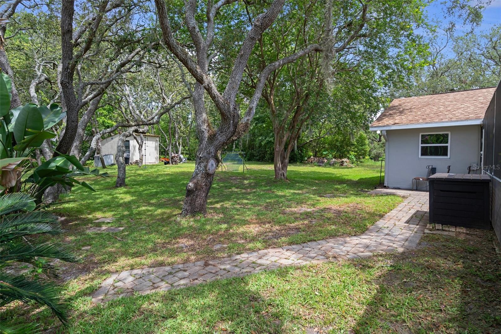 Listing photo id 65 for 204 Oak Lake Drive