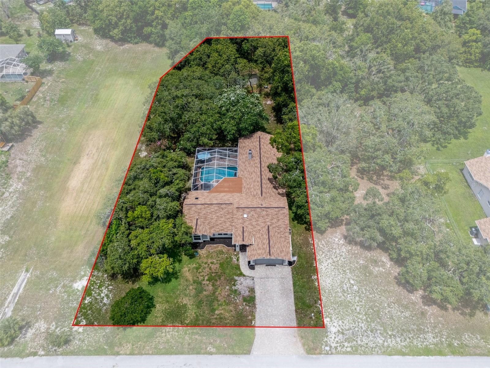 Listing photo id 5 for 204 Oak Lake Drive