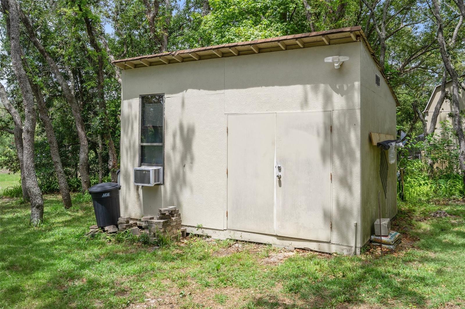 Listing photo id 69 for 204 Oak Lake Drive