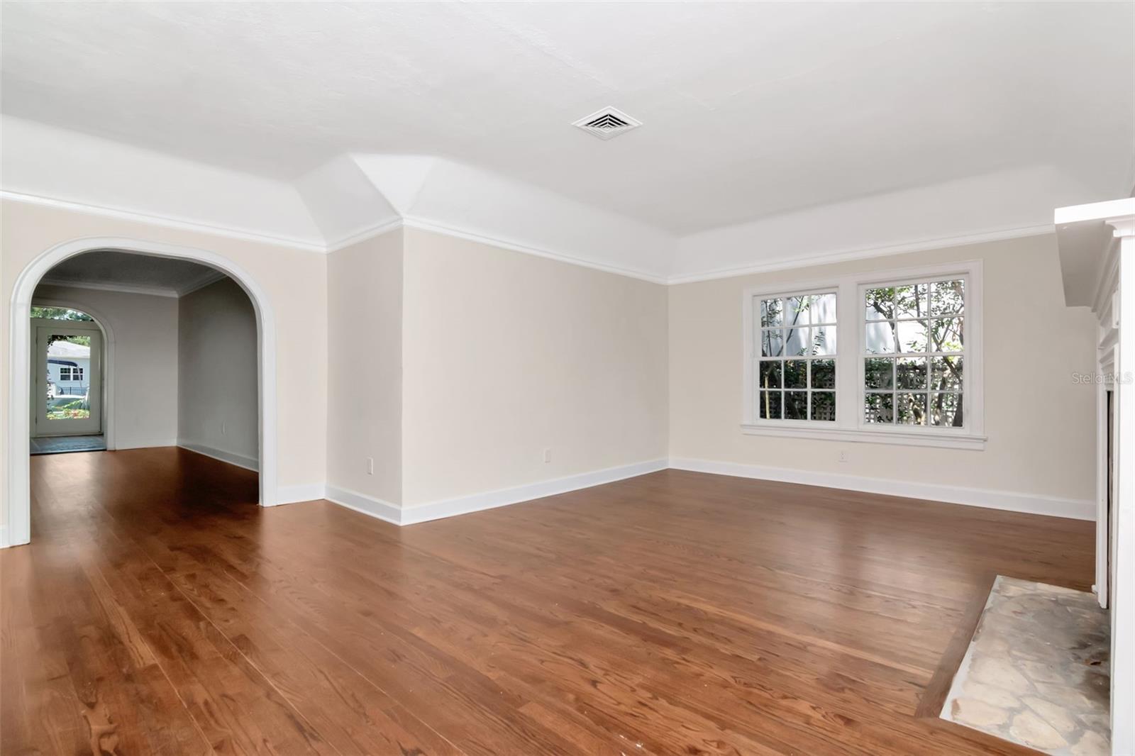 Image 8 of 53 For 560 Bosphorous Avenue