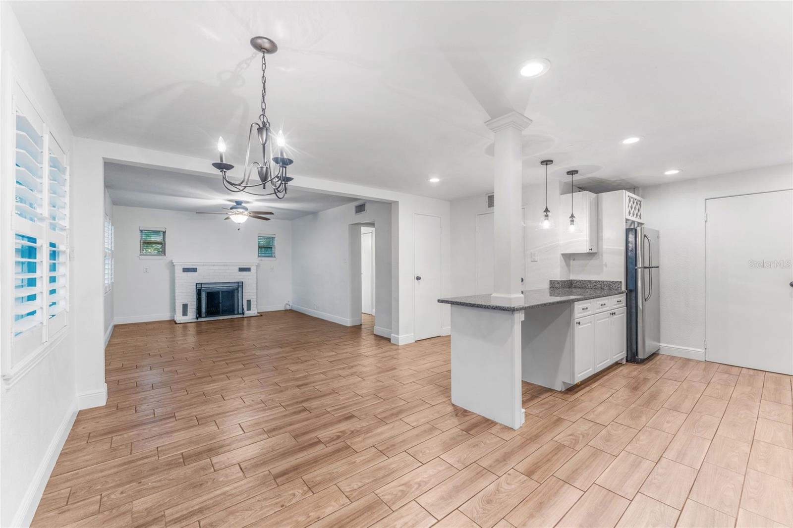 Listing photo id 8 for 3215 Villa Rosa Street