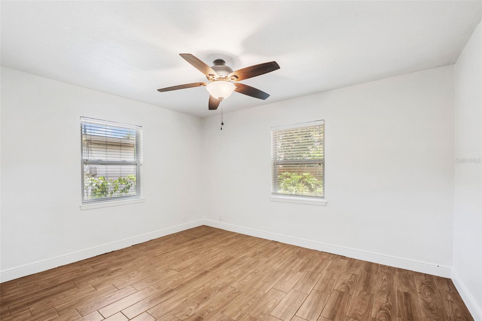 Listing photo id 9 for 3215 Villa Rosa Street