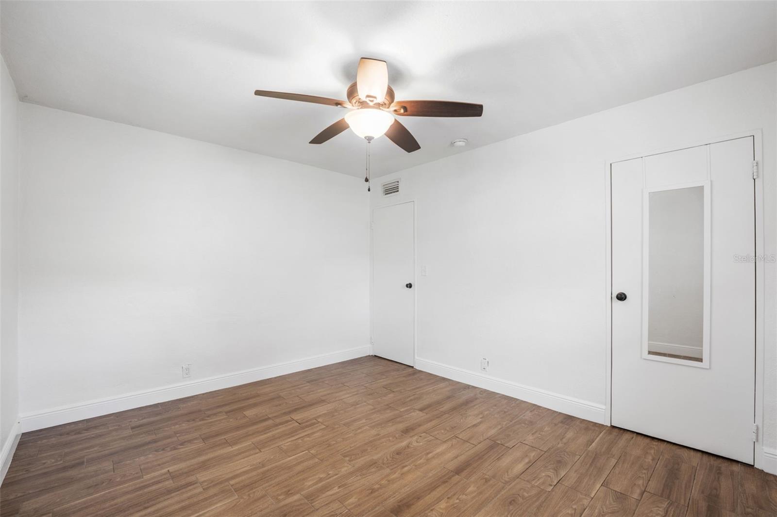 Listing photo id 10 for 3215 Villa Rosa Street