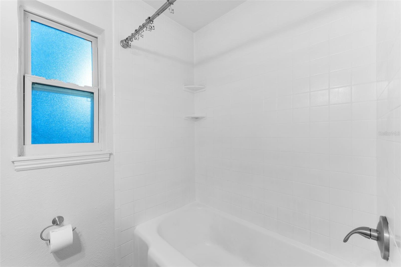 Listing photo id 12 for 3215 Villa Rosa Street