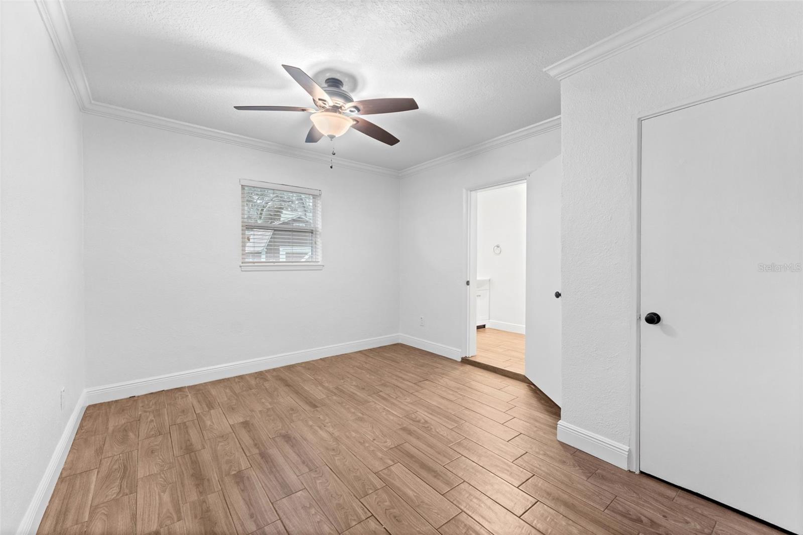Listing photo id 13 for 3215 Villa Rosa Street