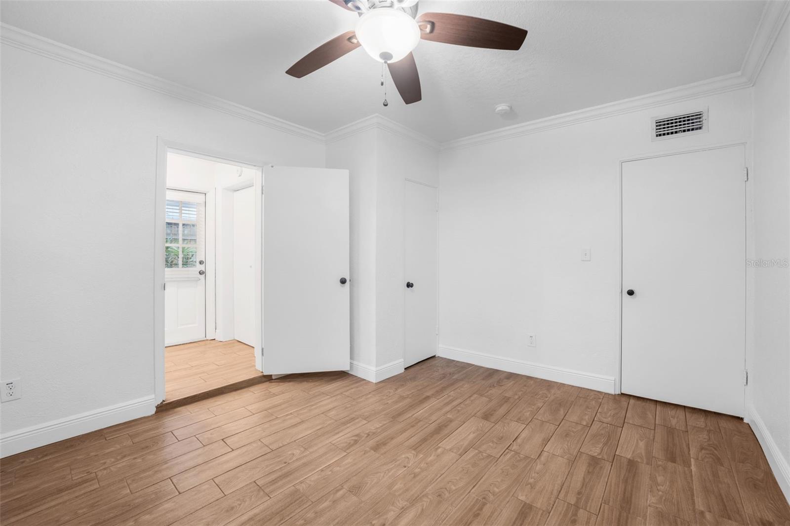 Listing photo id 14 for 3215 Villa Rosa Street