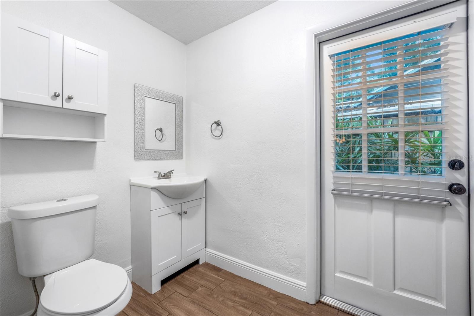 Listing photo id 15 for 3215 Villa Rosa Street