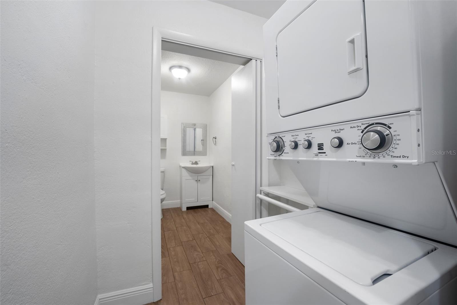 Listing photo id 16 for 3215 Villa Rosa Street